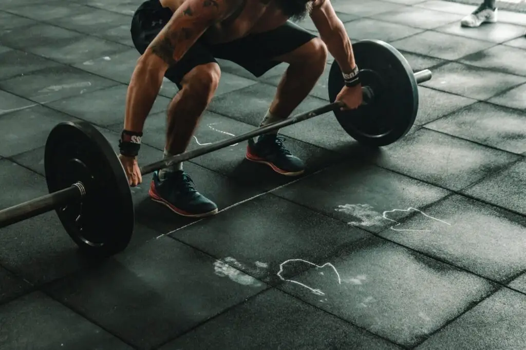 guy doing deadlifts