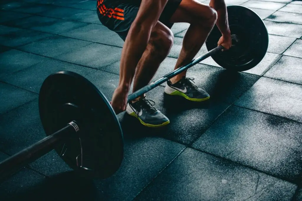 guy doing deadlift