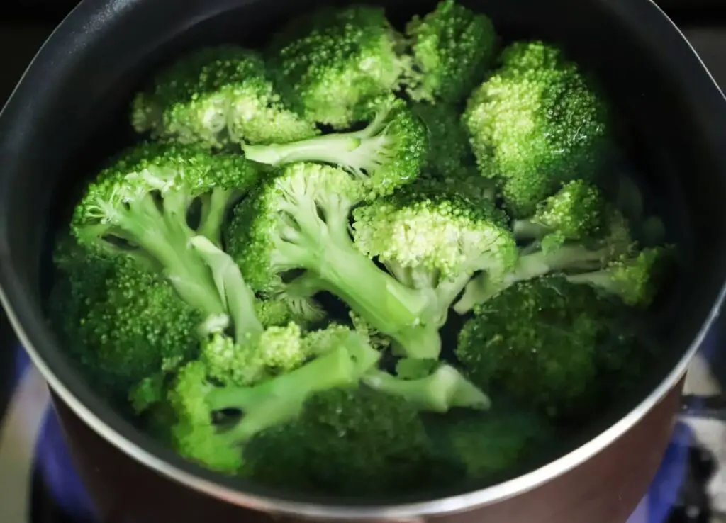 best vegetables for ectomorphs:bowl of sliced broccoli