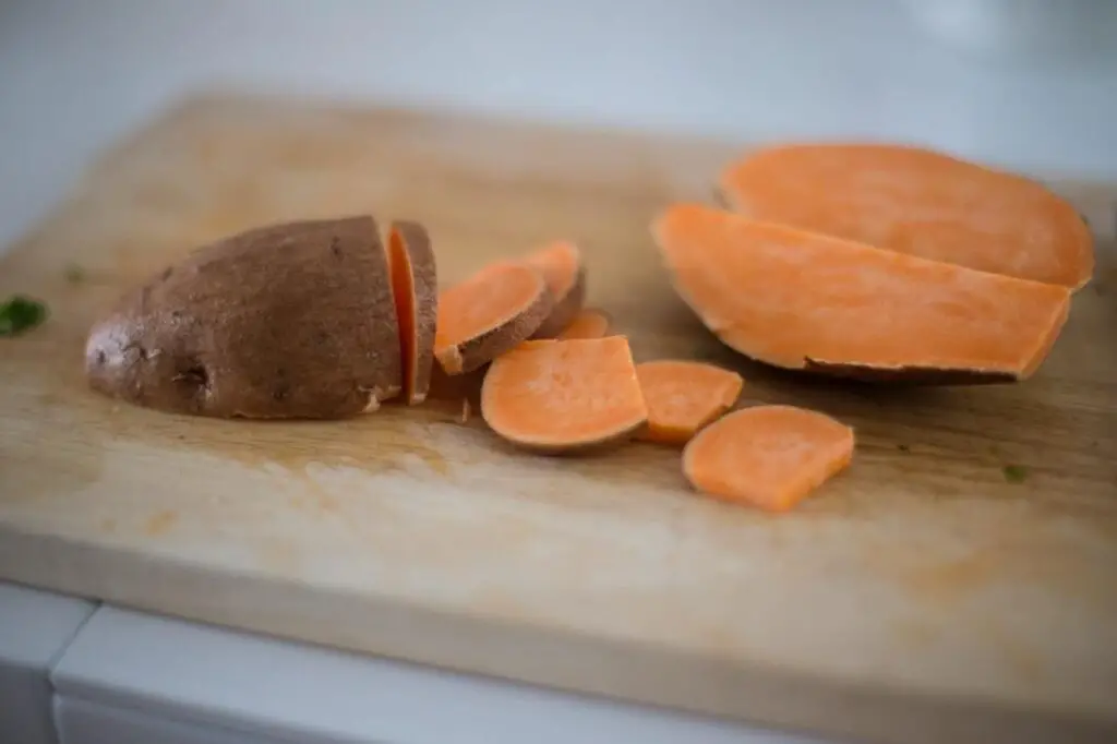best vegetables for ectomorphs: sliced sweet potato